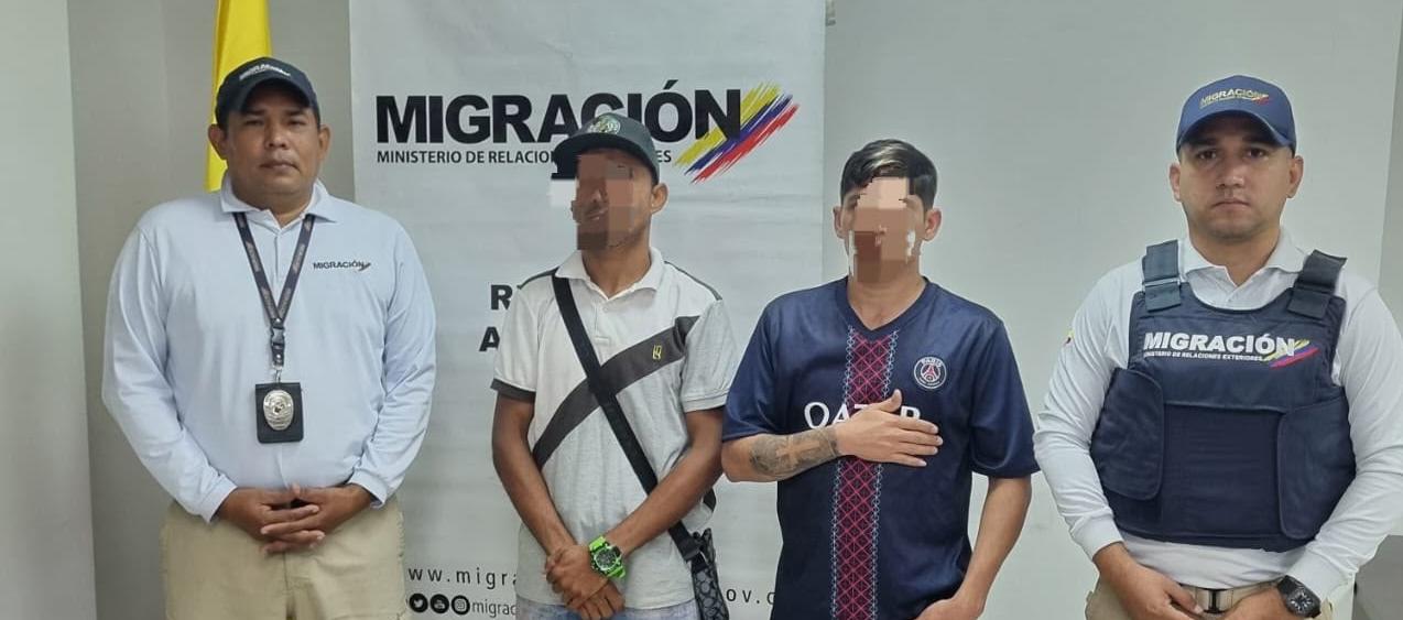 Integrantes de Migración Colombia en las labores de expulsión.