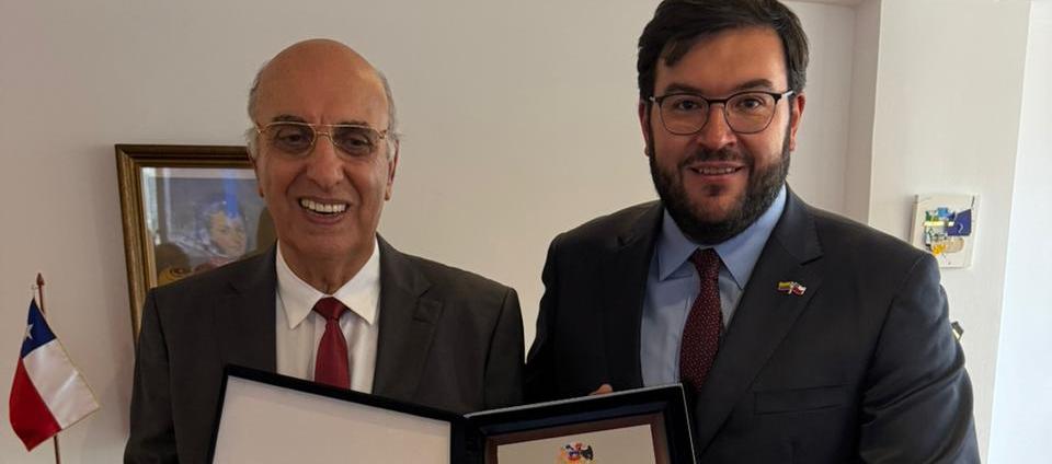 Juan José Amar Amar junto a Patricio Imbert Puelma, cónsul general de Chile en Bogotá.