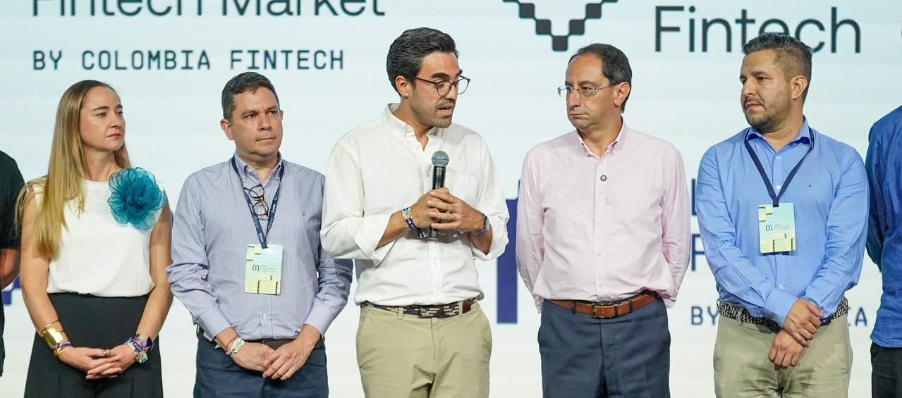 Junta directiva de Colombia Fintech con el vicepresidente José Manuel Restrepo.
