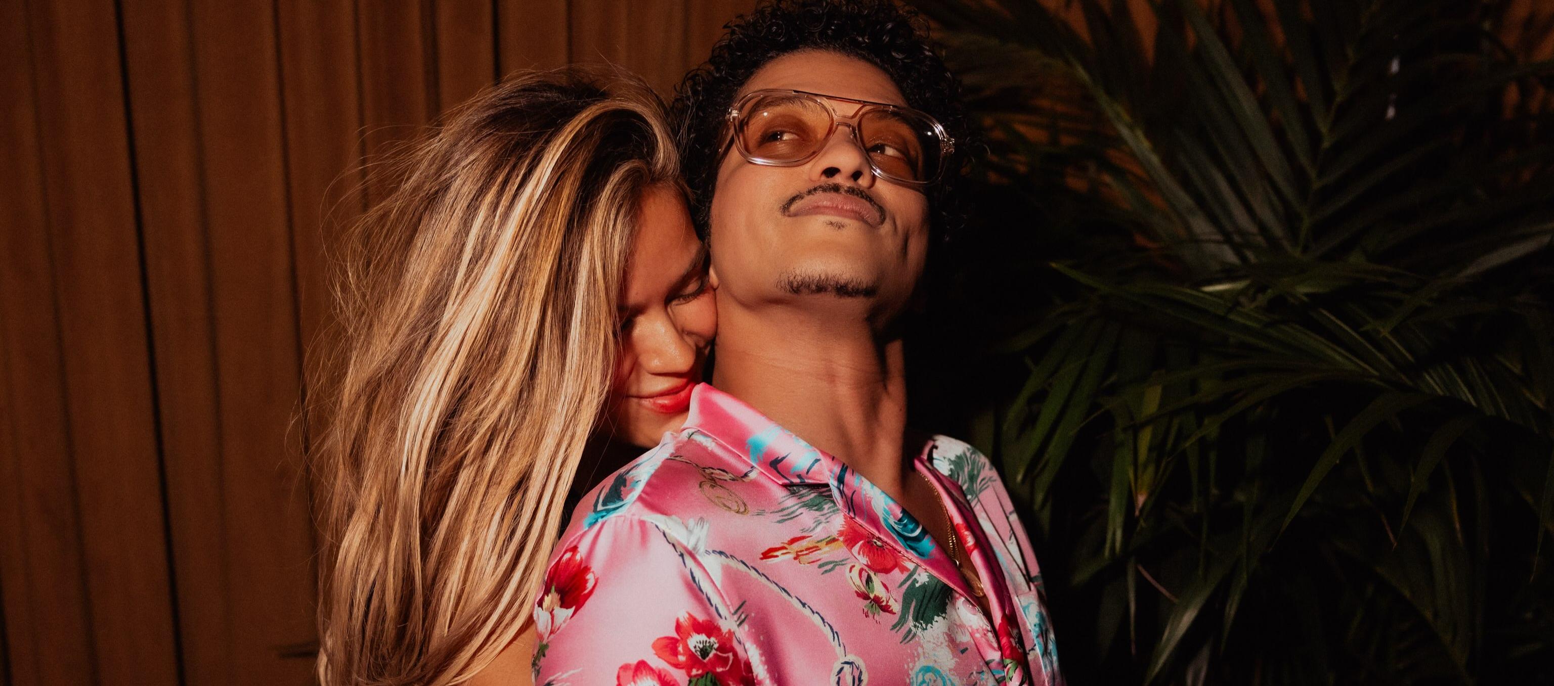 Karol G y Bruno Mars.