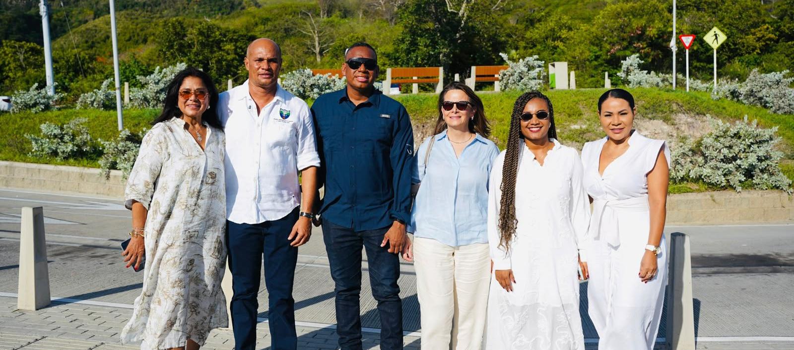  La ministra Ana María Vesga junto a la gobernadora Girley Ordóñez; los representantes a la Cámara por el Archipiélago; Marjorie Englehard, coordinadora del hospital local.