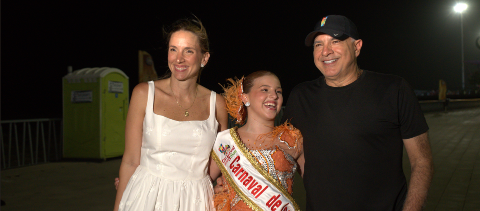 La Reina del Carnaval de los Niños 2027, Isabella Daes, junto a su papá, Christian Daes, y su mamá Carla García.