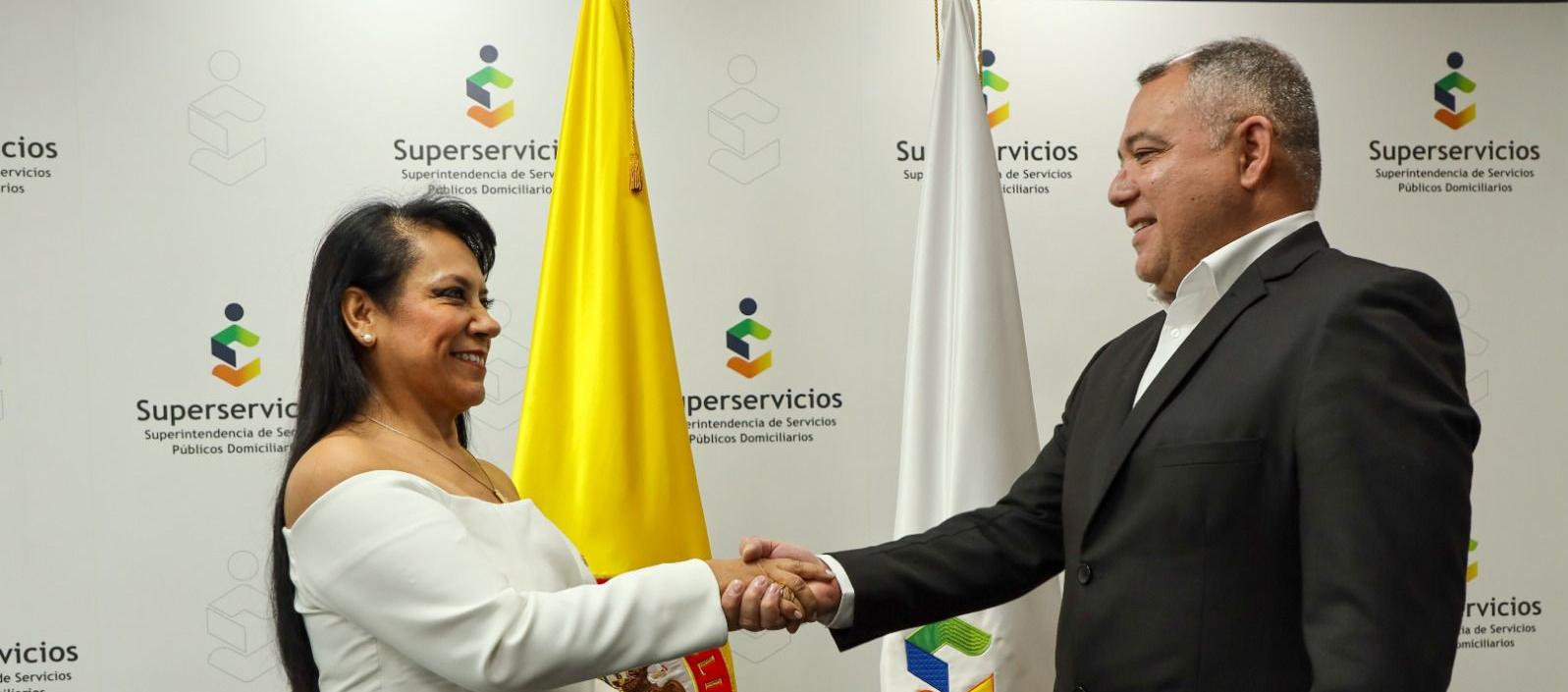 La superservicios encargada María Rocío Cortés Vargas y el agente interventor de Air-e, Ramiro Castilla.