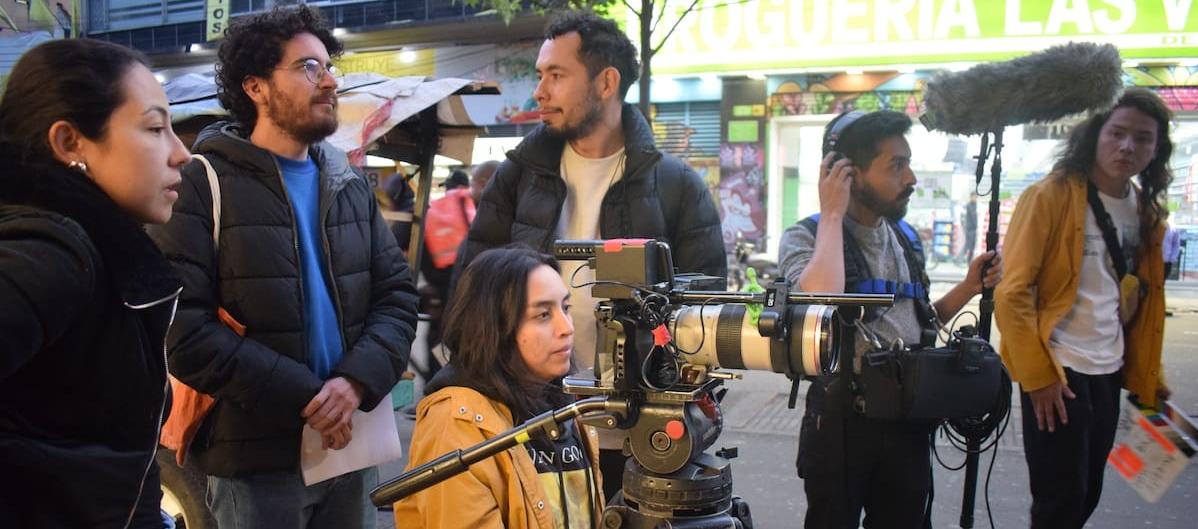 Los cineastas colombianos Esteban Hoyos García y Juan Miguel Gelacio junto al equipo de producción.