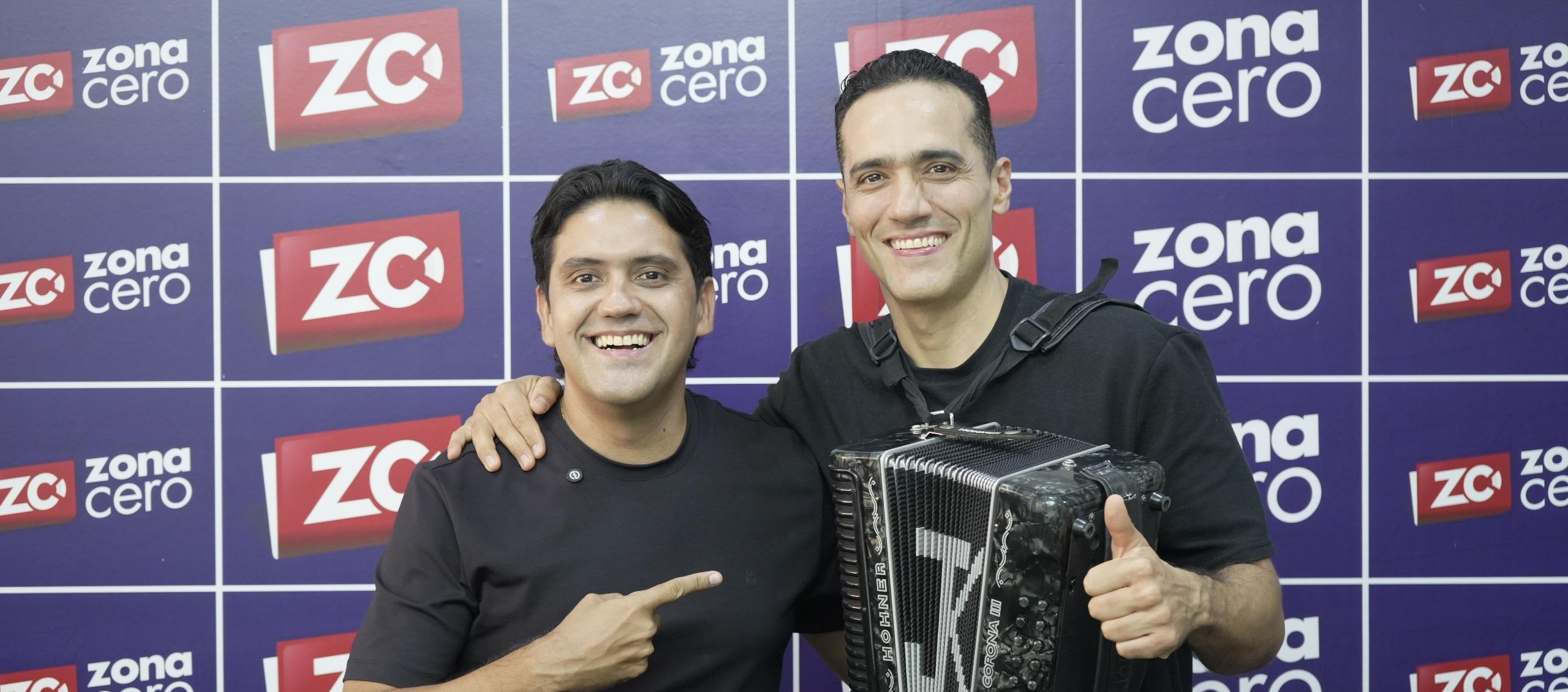 Luisk De León junto al acordeonero Juank Ricardo en la redacción de Zona Cero. 