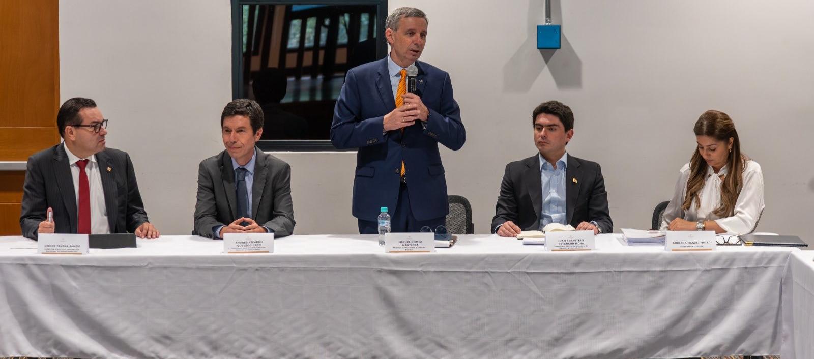 El Ministerio de Hacienda y Crédito Público, Miguel Gómez.