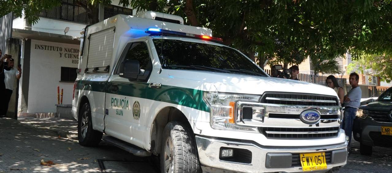Llegada de los cuerpos a Medicina Legal. 