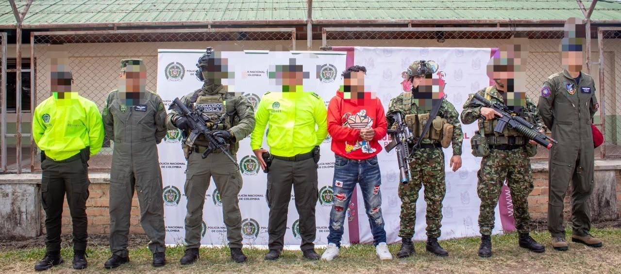 Miembros del Ejército y la Policía con el capturado alias 'Correa'.