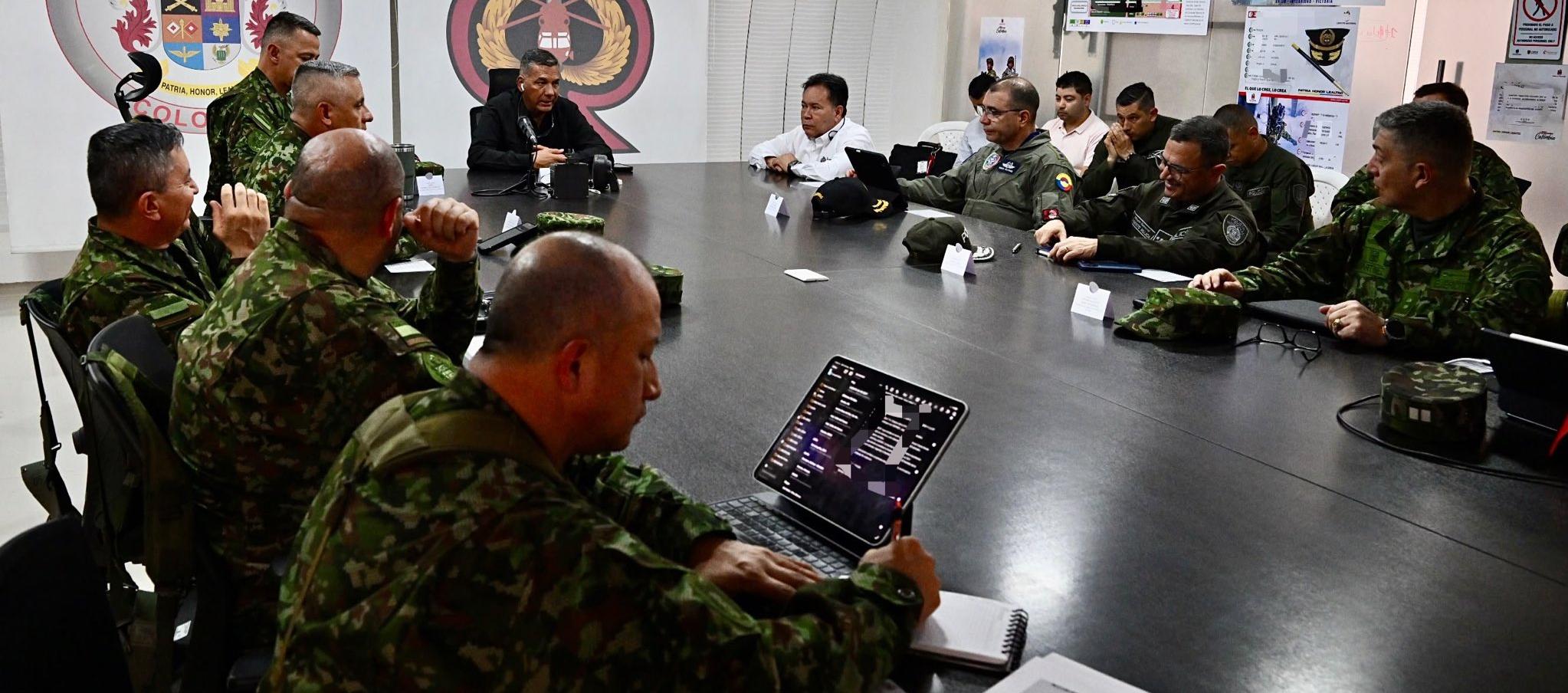 Ministro de Defensa, Jorge Mora, liderando una reunión con la cúpula militar.