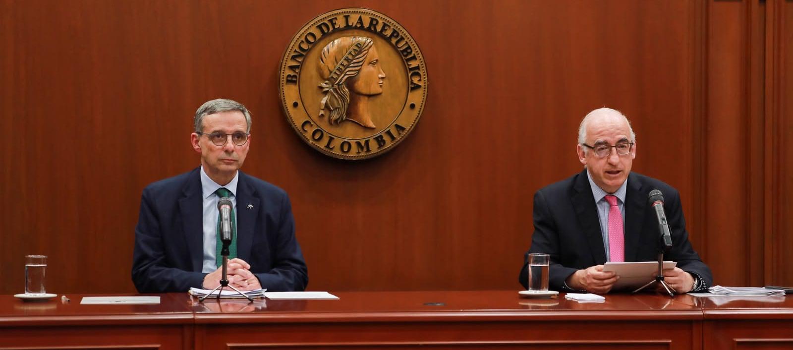 El ministro de Hacienda, Miguel José Gómez Martínez (izquierda) en el Banco de la República. 
