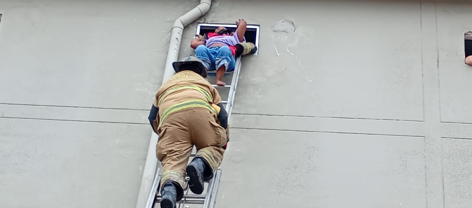 Momento de rescate de un paciente que estaba en el tercer piso