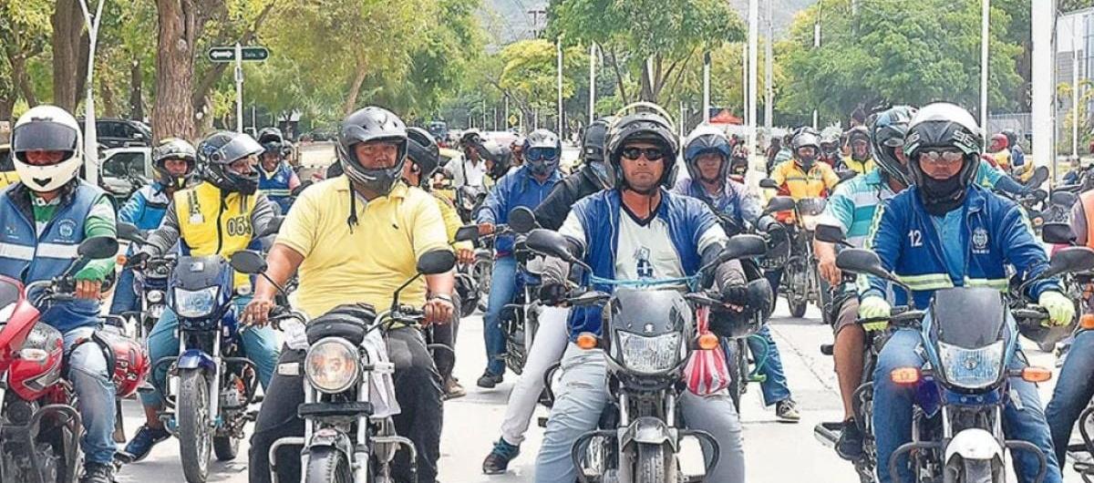 Motociclistas circulando. 