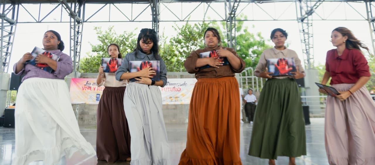 Muestra artística por parte de los jóvenes de la asociación.