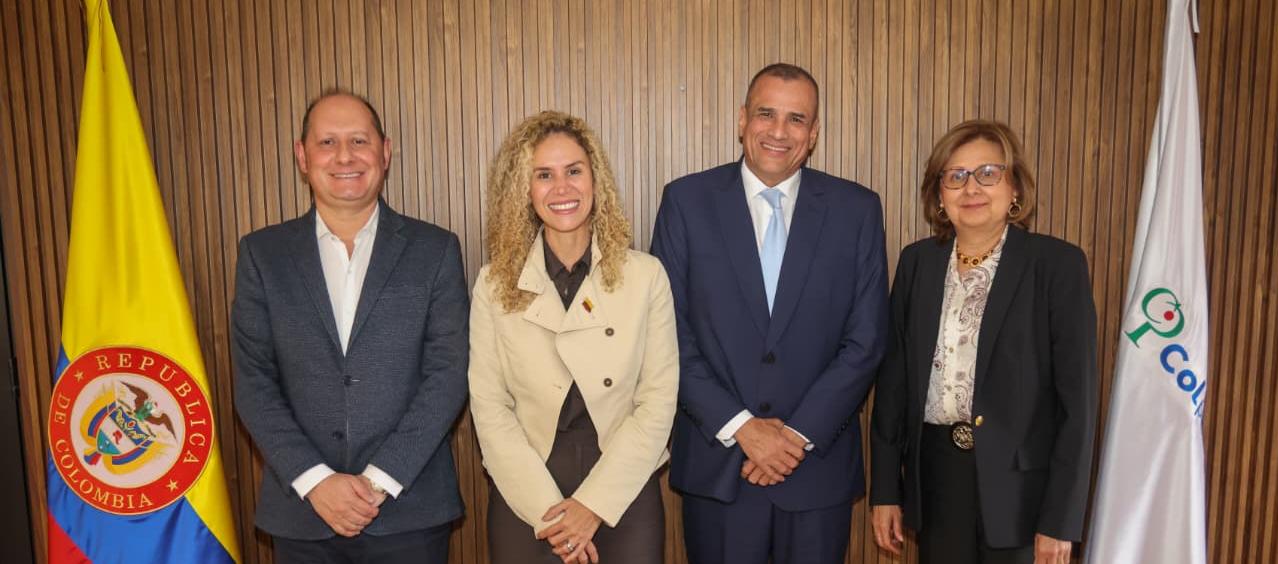 Ministra de Trabajo Natalia Eugenia López (segunda de izquierda a derecha) al lado del nuevo presidente de Colpensiones (derecha). 