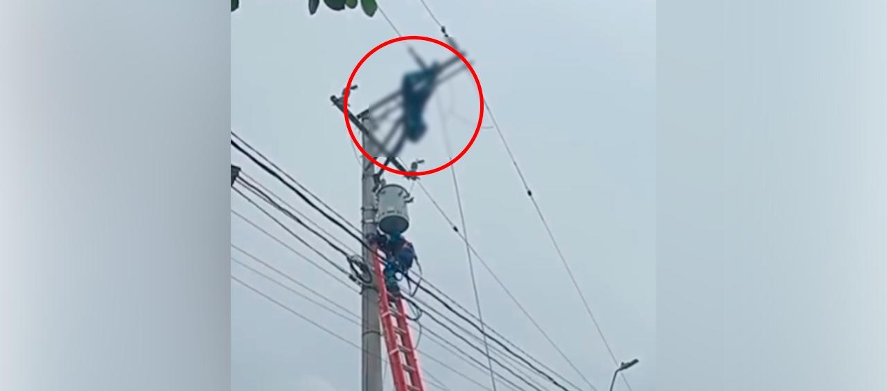 El operario cuando era auxiliado por sus compañeros. 