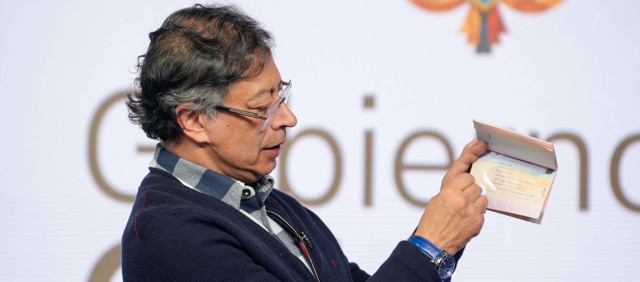 El expresidente Gustavo Petro y el pasaporte.