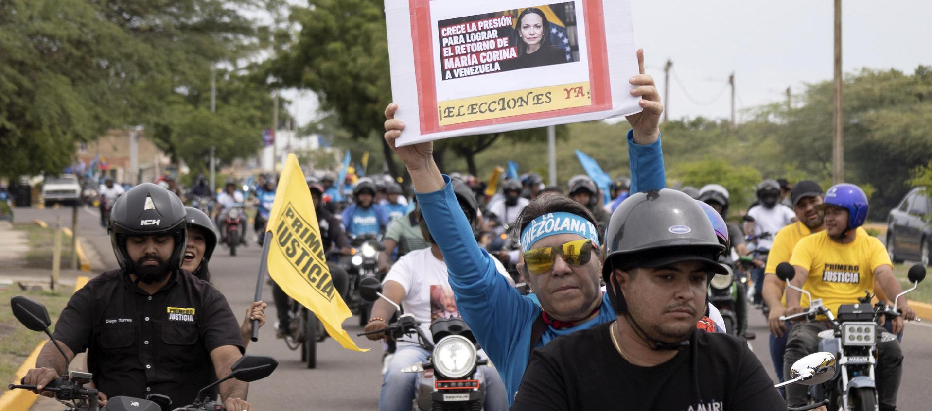 Personas participan en una caravana en apoyo a la líder y premio nobel de la paz 2025, María Corina Machado.