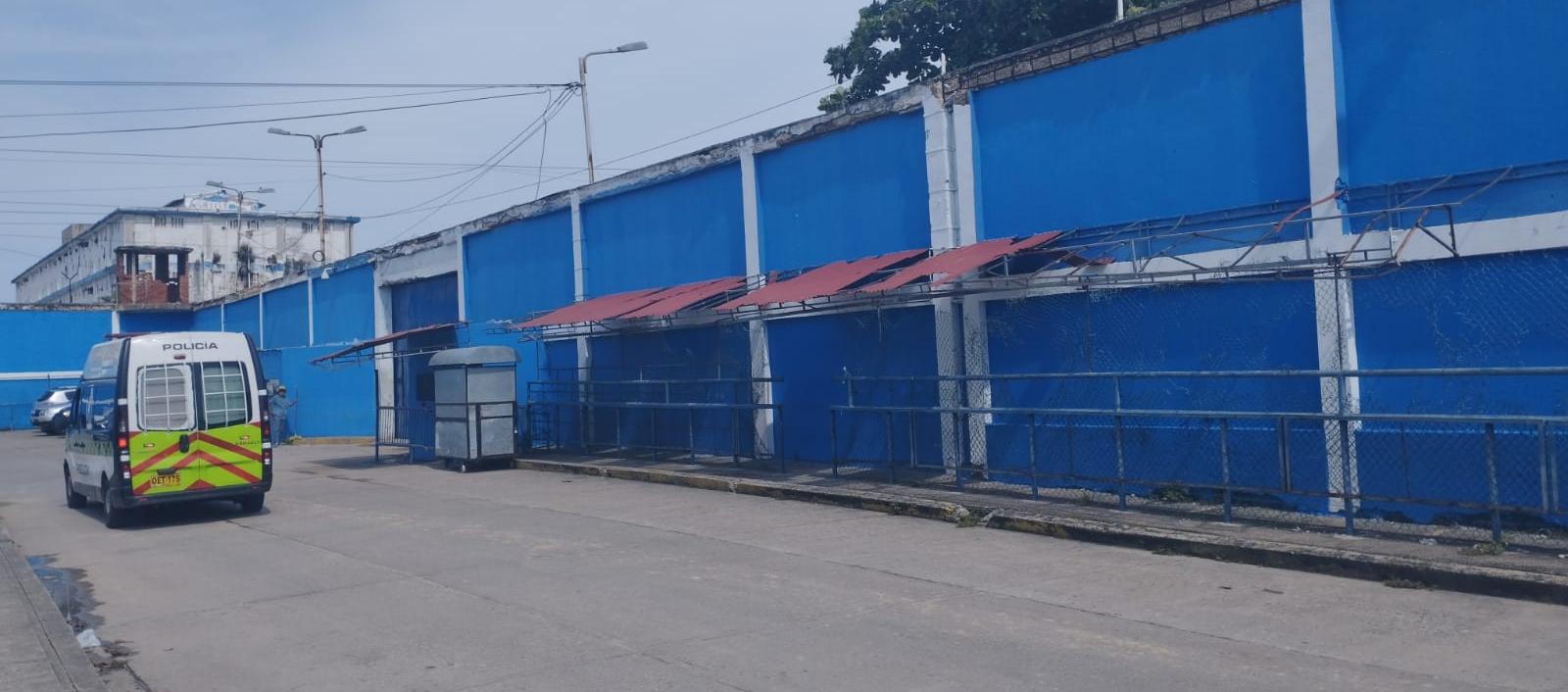 La Policía en la parte externa de la Penitenciaría El Bosque. 