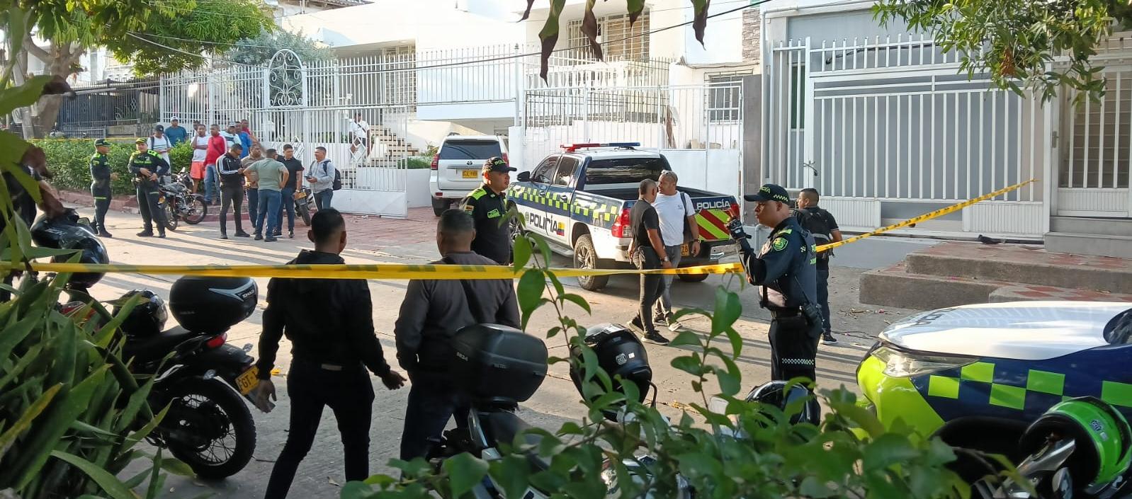La Policía acordonó el área donde se presentó el hecho criminal. 