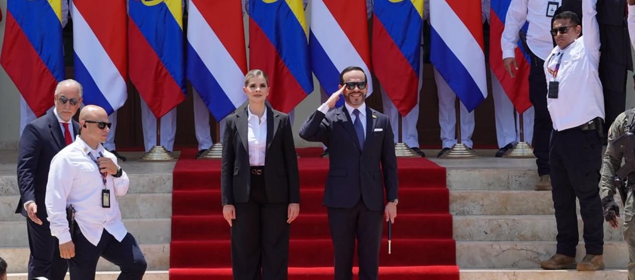 La presidenta de Costa Rica, Laura Fernández; y el mandatario de los colombianos, Abelardo De La Espriella. 