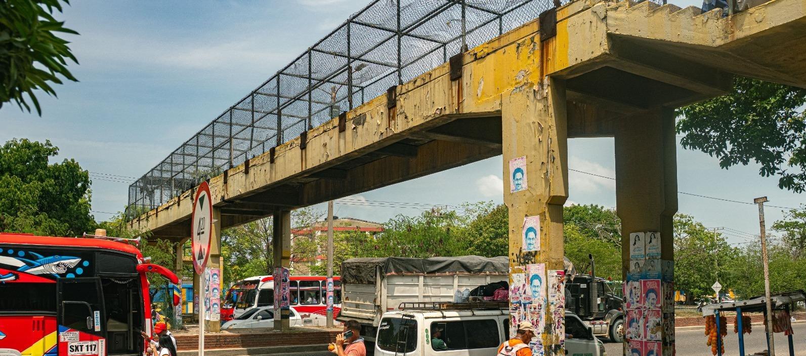 Puente peatonal del colegio Inem.
