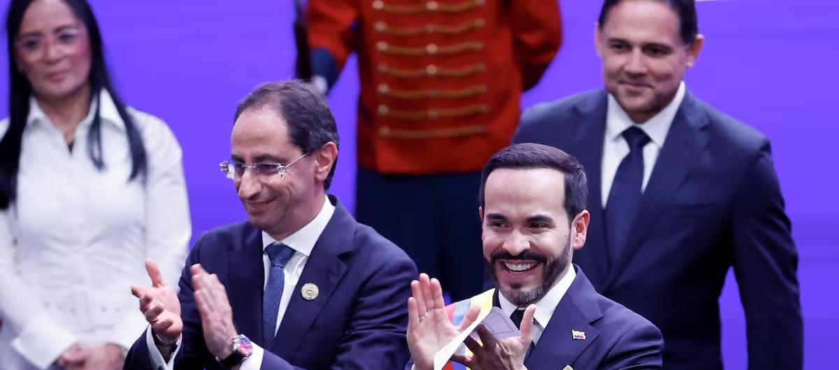 El Vicepresidente José Manuel Restrepo y el Presidente Abelardo De La Espriella, durante la posesión presidencial.