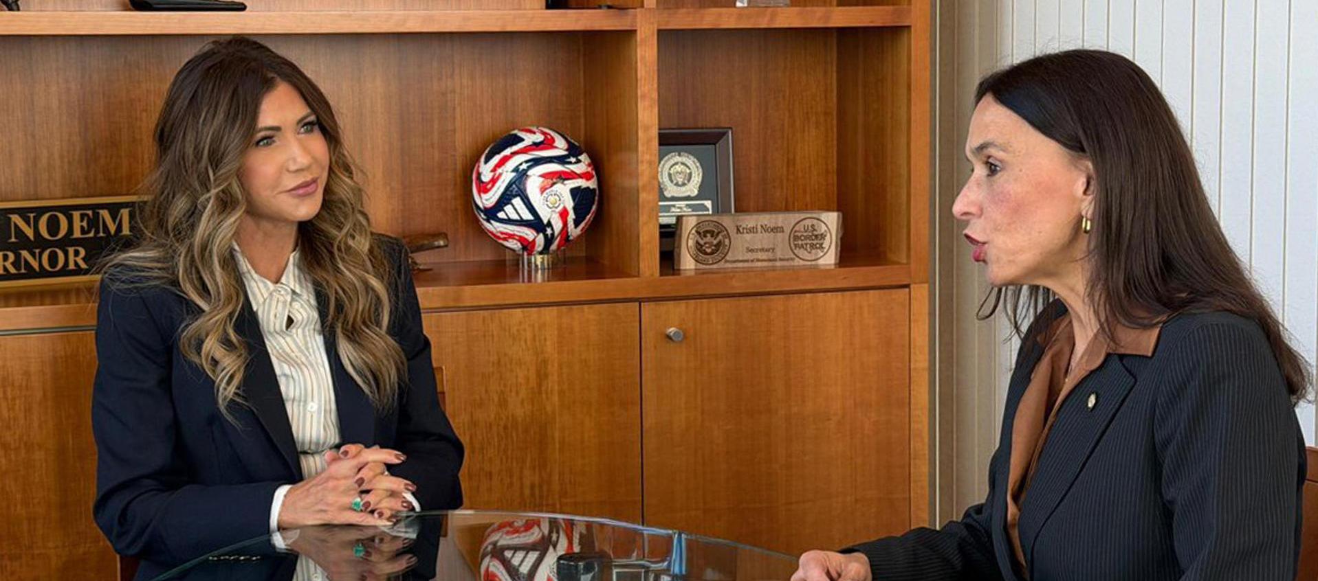 La nueva embajadora de Colombia en EE.UU., María Consuelo Araújo; reunida con la enviada especial para el Escudo de las Américas, Kristi Noem.