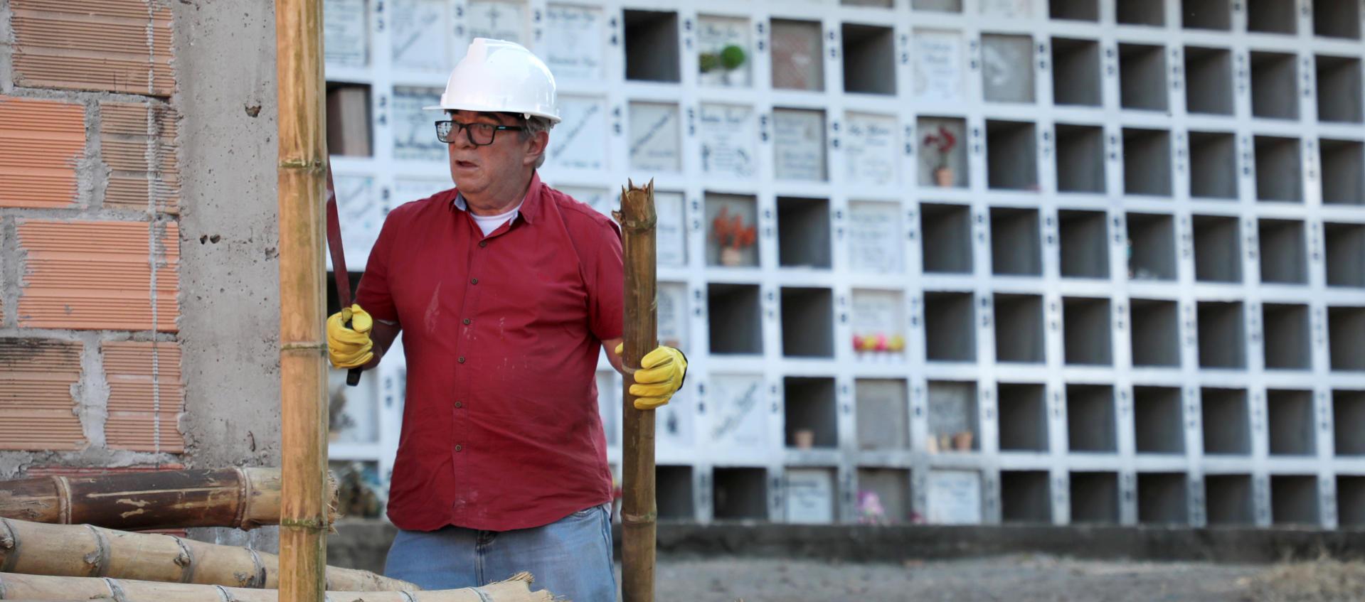 Rodrigo Londoño trabajando en un cementerio en Huila.