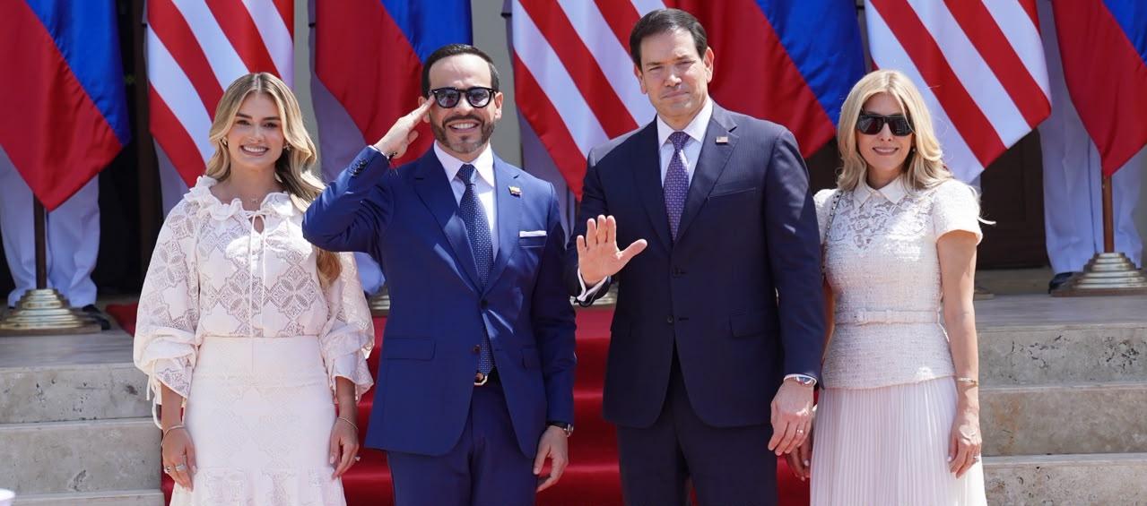 La primera dama Ana Lucía Pineda; el Presidente de la República, Abelardo De La Espriella; el secretario de Estado de Estados Unidos, Marco Rubio, y su esposa Jeanette Dousdebes Rubio.