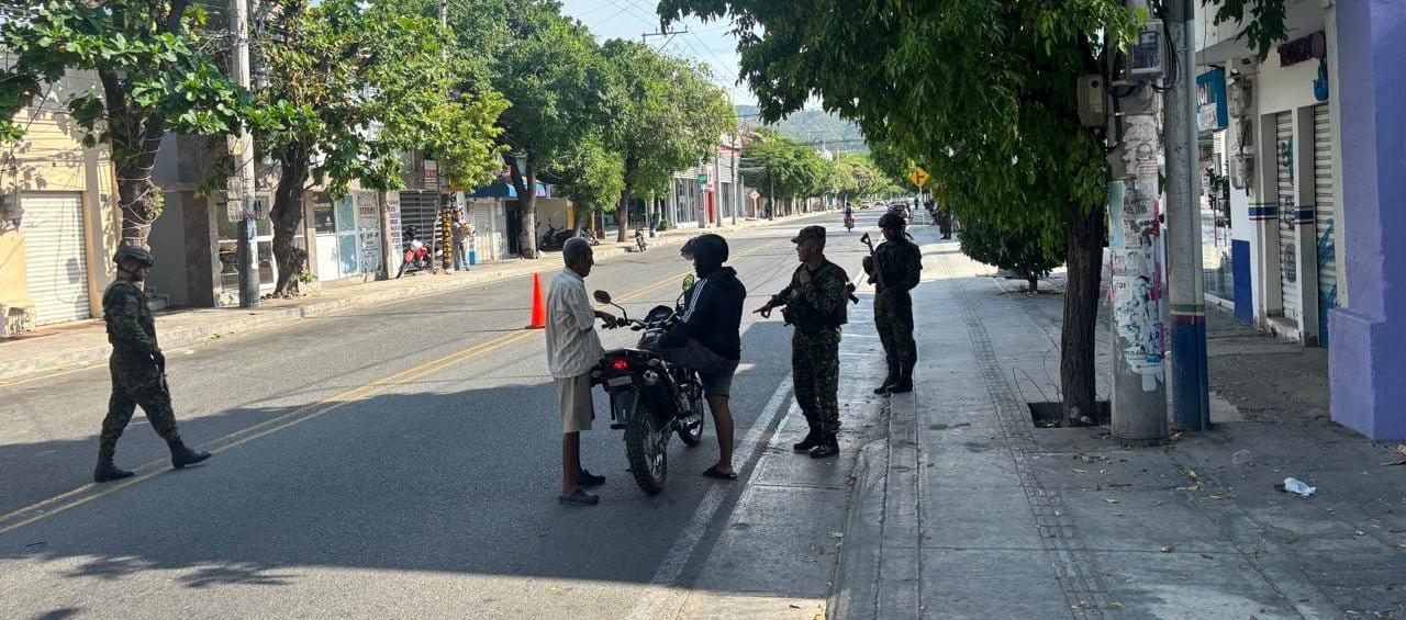 Tropas del Ejército en pleno casco urbano de Santa Marta este martes. 