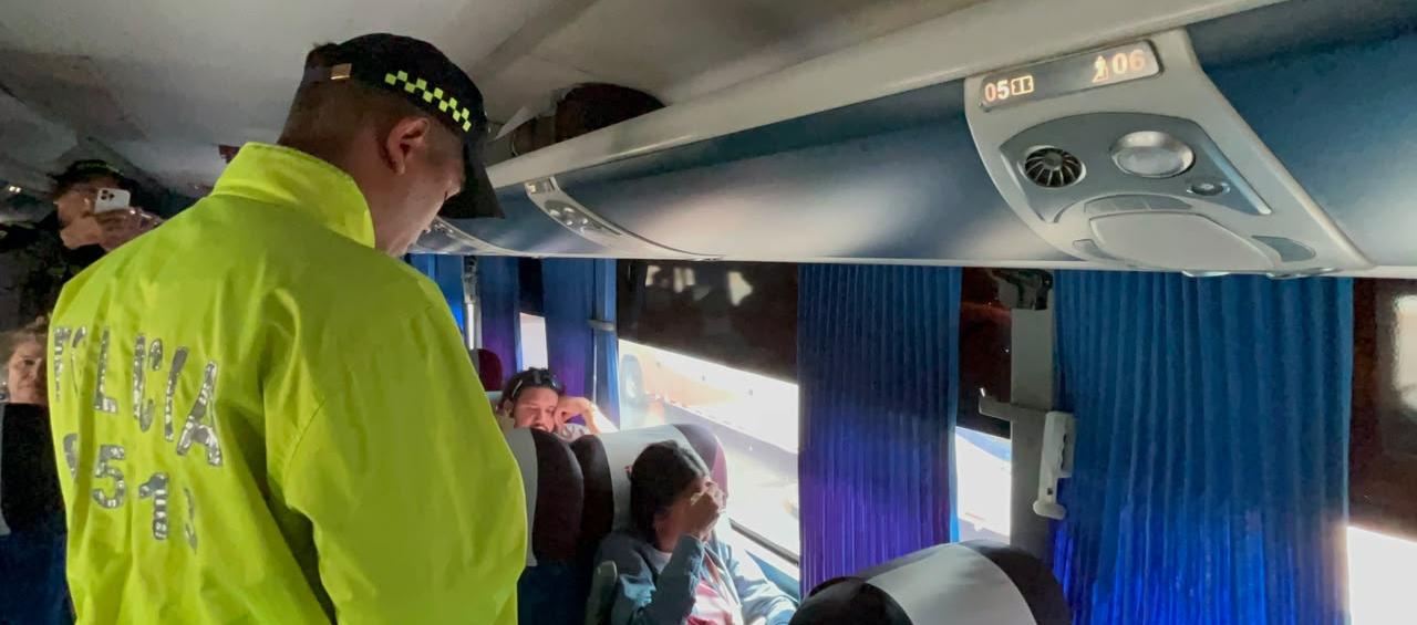 La Policía realizando operativos de control al interior de los buses interdepartamentales. 