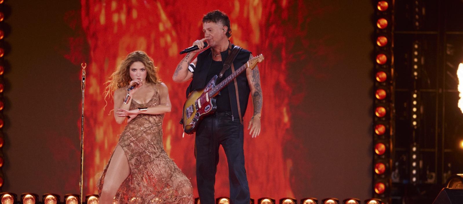 Shakira y Alejandro Sanz interpretando su éxito 'La tortura'. 