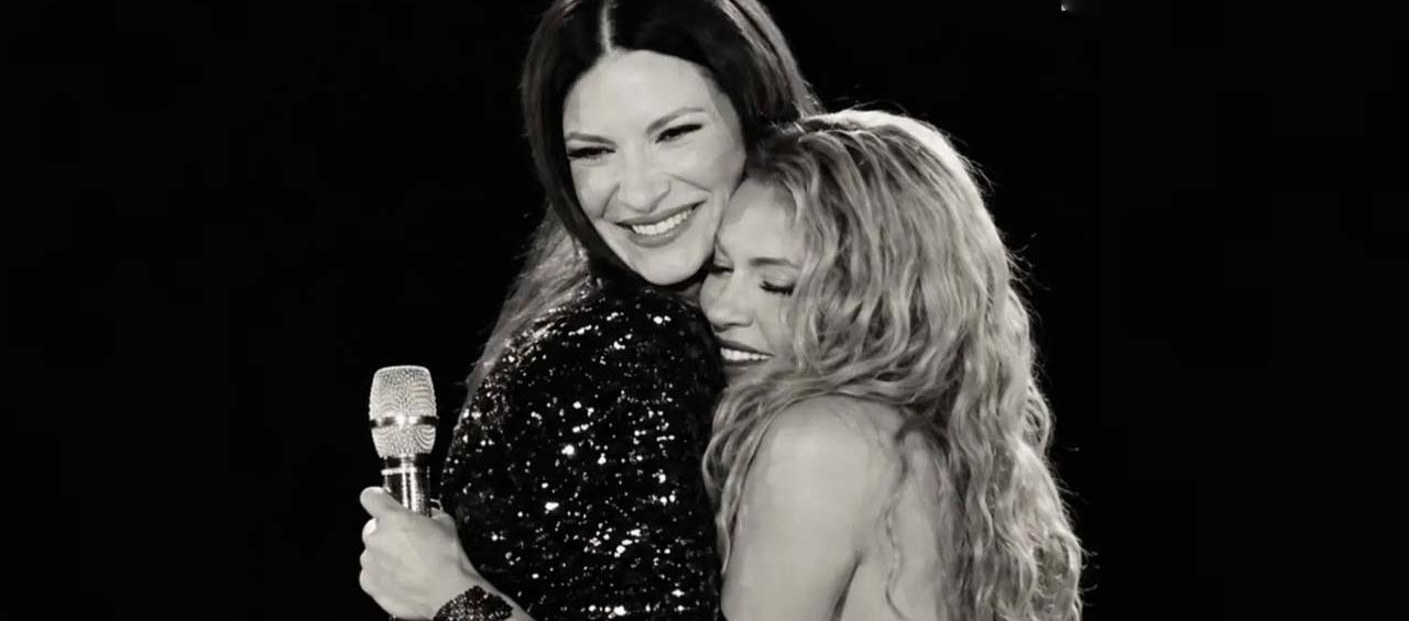 Shakira y Laura Pausini luego de interpretar 'Antología' en su residencia en Madrid.