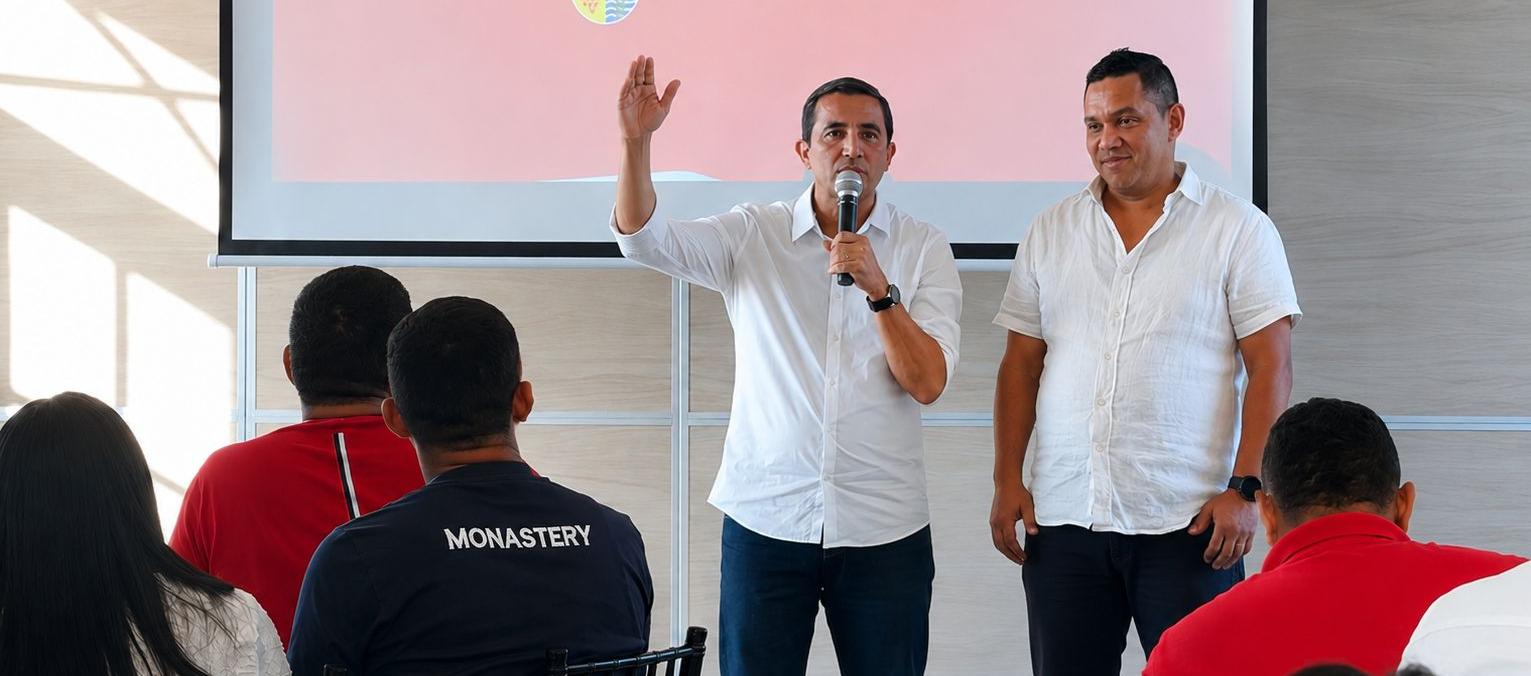 El secretario general de la Gobernación del Atlántico, Pedro Lemus, socializando los proyectos en ese municipio. 
