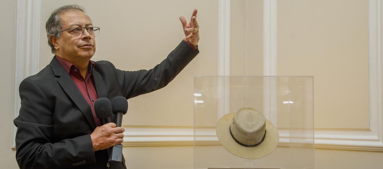 El entonces Presidente Gustavo Petro con el sombrero de Carlos Pizarro. 