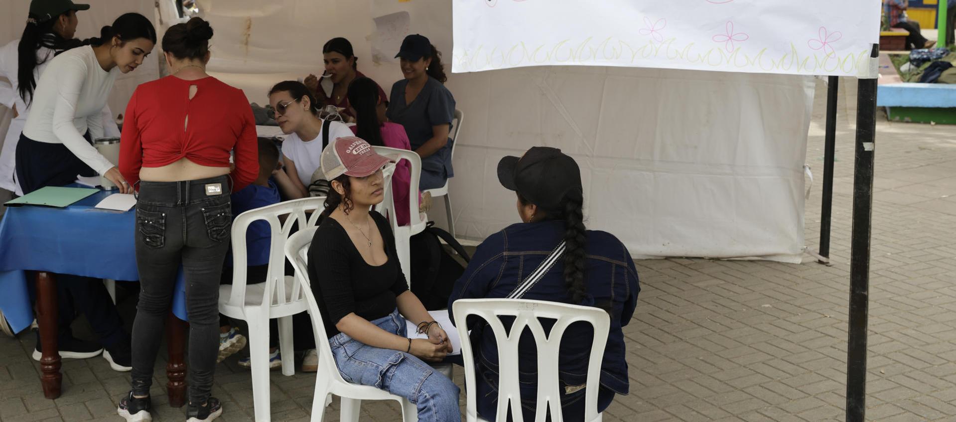 Un grupo de damnificados recibiendo apoyo psicológico tras el terremoto.