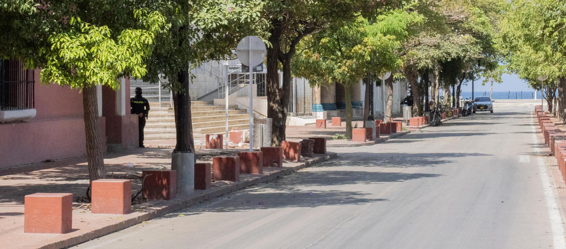 Una calle desolada tras la violencia desatada por las ACSN