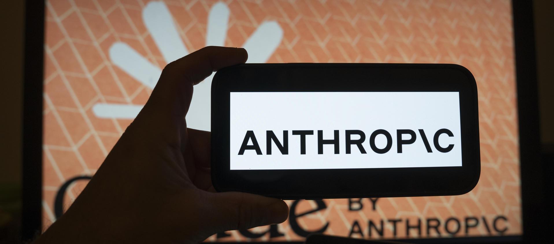 Una persona sostiene un teléfono con el logotipo de la inteligencia artificial (IA) Anthropic