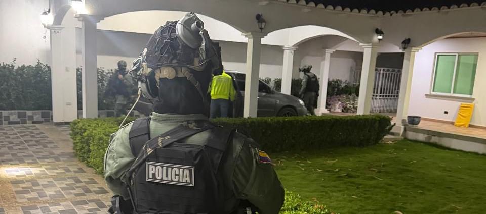 La Policía en la vivienda donde fue abatido alias 'Bendito Menor'. 