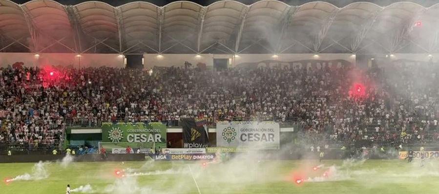El enfrentamiento de aficionados del Junior y el Esmad ocasionó la suspensión temporal del partido contra Alianza Valledupar,