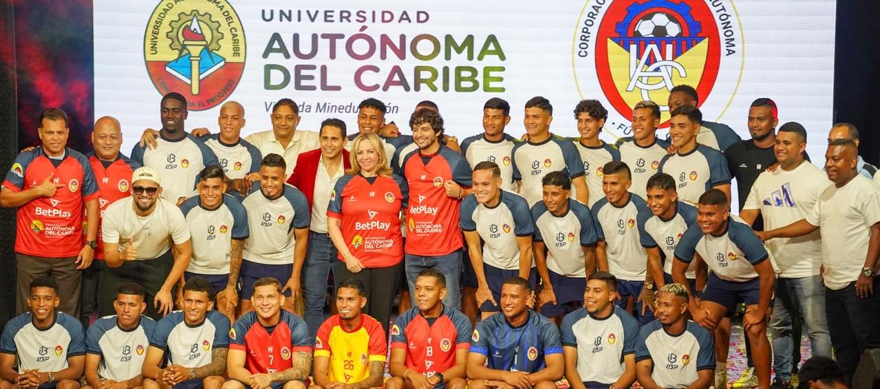 El plantel de jugadores de Uniautónoma FC con la rectora Silvia Gette Ponce.