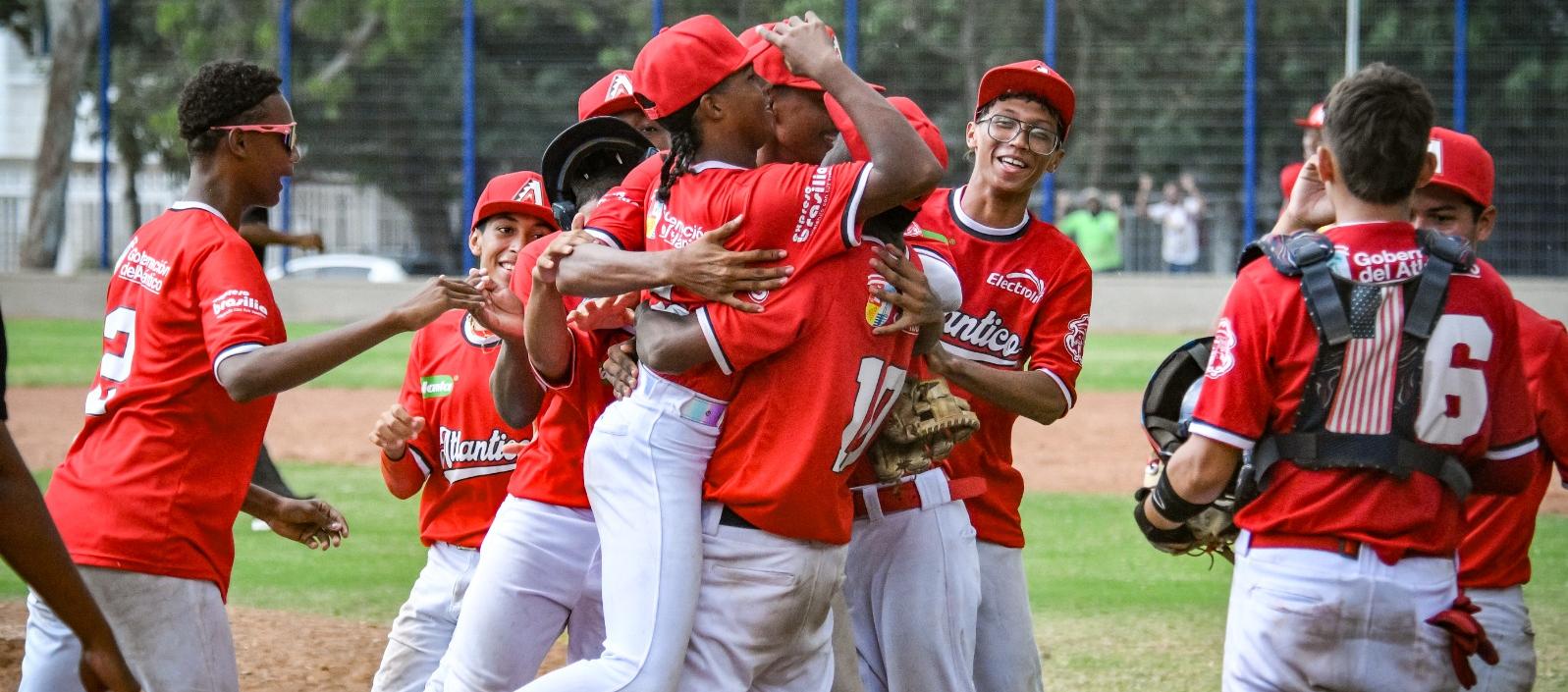 Los peloteros de Atlántico celebran su paso a la final tras derrotar a Córdoba. 