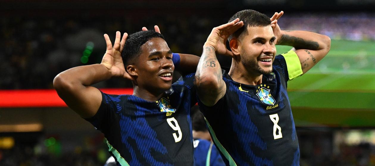 Bruno Guimaraes (8) celebra su gol con su compañero Endrick.