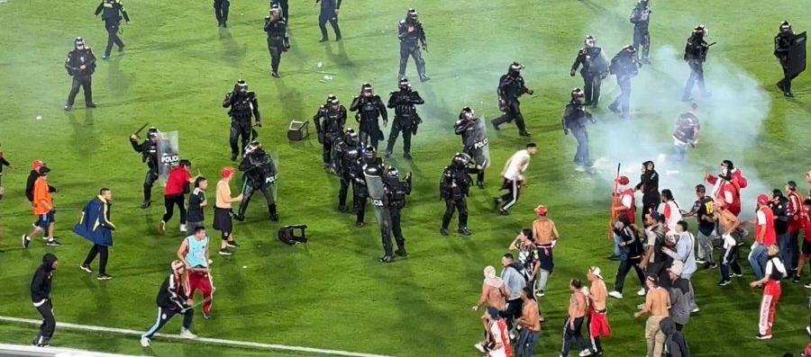 Invasión de hinchas de Santa Fe y América a la cancha de El Campín.