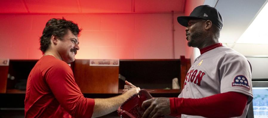 Aroldis Chapman (derecha) se saluda con Payton Tolle, lanzador ganador del juego.