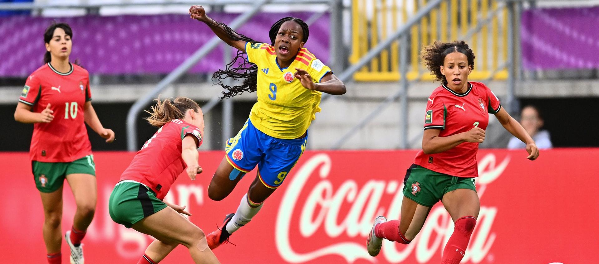 Valerin Loboa, de Colombia, durante el partido contra Portugal. 