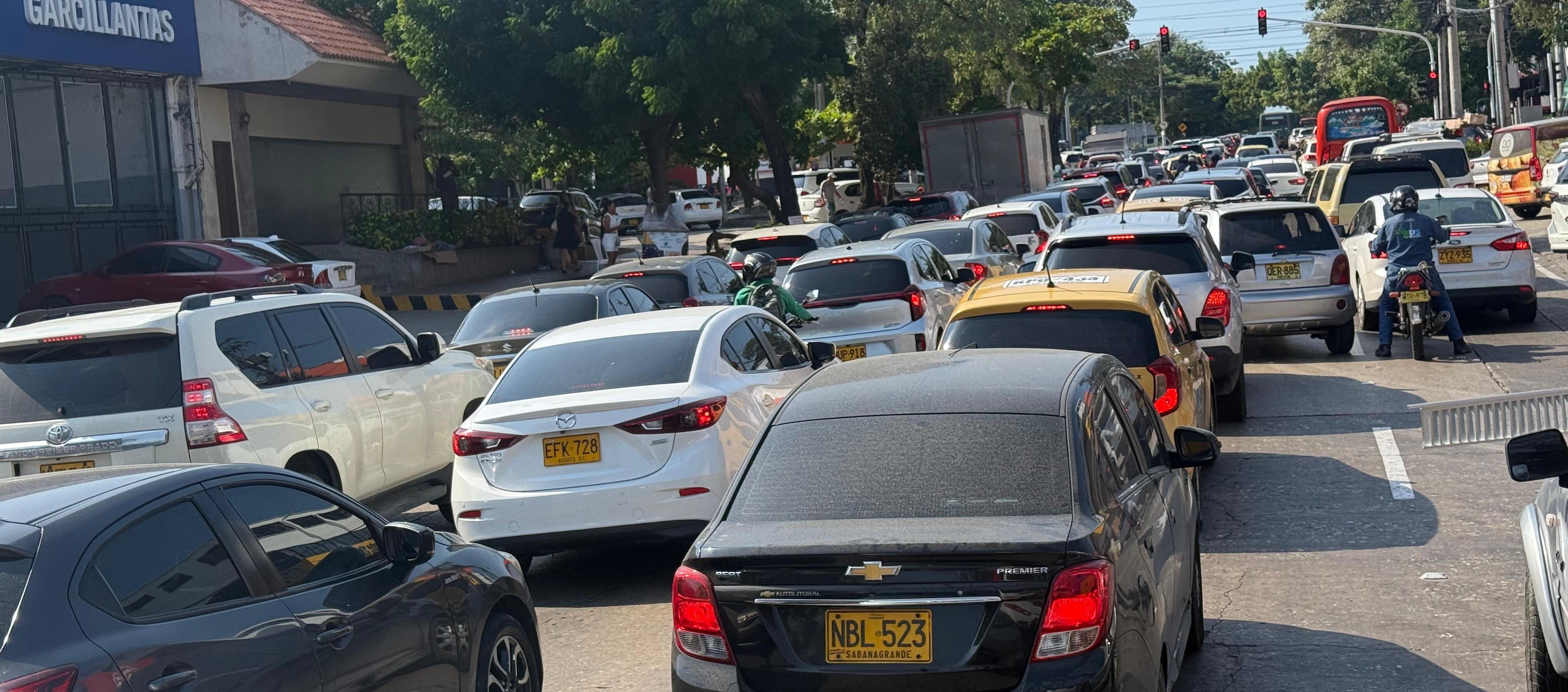 Congestión vehicular en la carrera 43 con 68, en Barranquilla. 