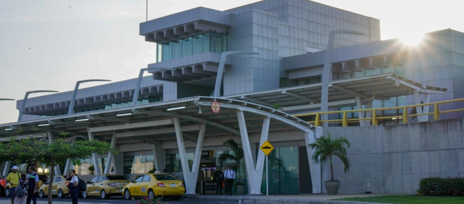 Fachada del Aeropuerto Internacional Ernesto Cortissoz de Barranquilla.