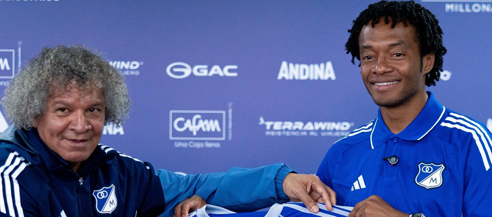 Juan Guillermo Cuadrado, nuevo jugador de Millonarios, con el técnico Alberto Gamero.