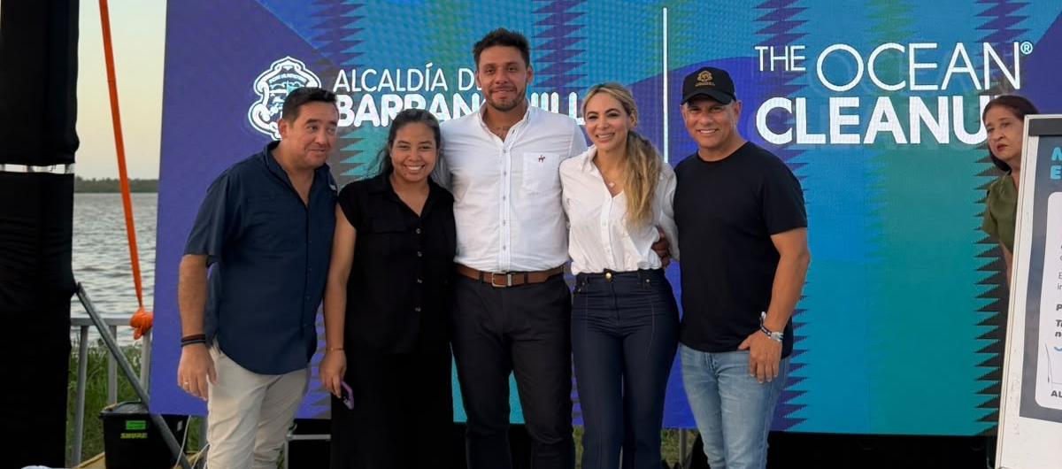La gerente de ciudad, Ana María Aljure en el convenio con The Ocean Cleanup.